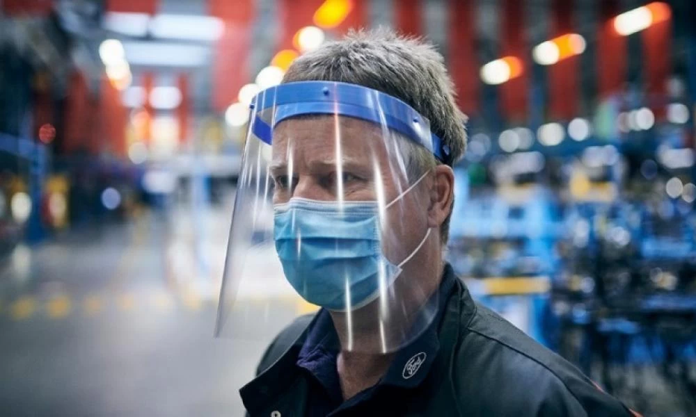 Υποχρεωτική πλέον η μάσκα σε τράπεζες και καταστήματα στην Γαλλία